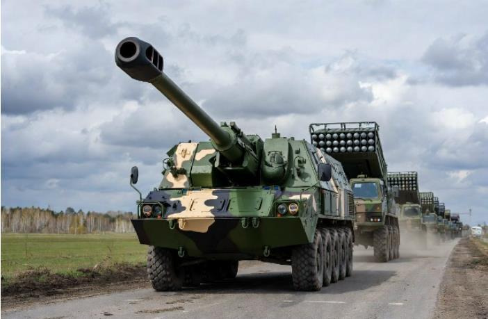 俄军在前线集团化列装数千辆最新型"锦葵"自行榴弹炮和"飓风-1M"火箭炮
   