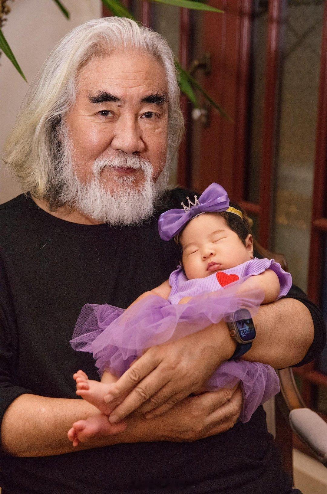 张纪中四胎女儿满月  张纪中四胎女儿满月照 长得太像张纪中了 