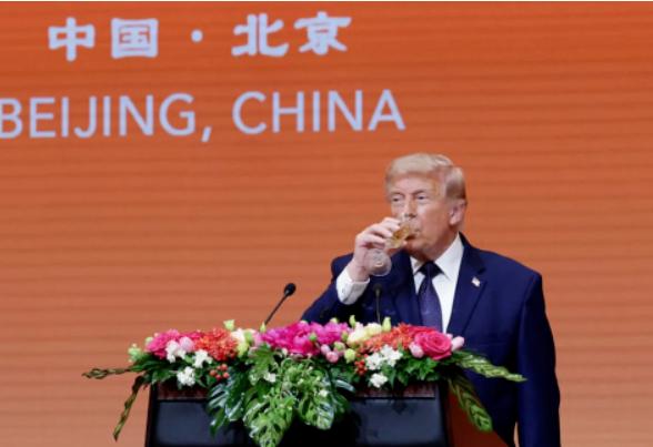 特朗普访华，最引人注目的不是谈判桌上的交锋，而是国宴上那轻轻的一抿。这位因家庭悲