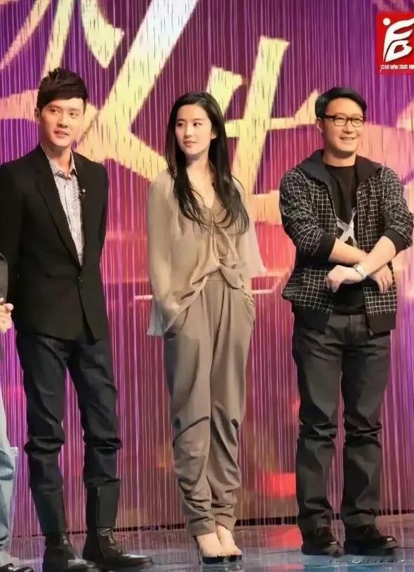 170cm的刘亦菲以超帅气的动作惊艳全场，气场碾压身旁两位男士，尽显飒爽英姿。不