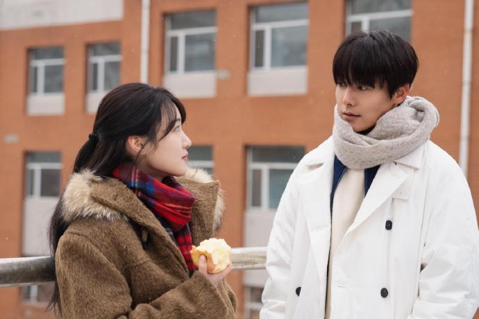 马天宇的深情眼神搭配曾宥臻的氧气笑容，互动自然又治愈，不愧是让人一眼心动的封面组