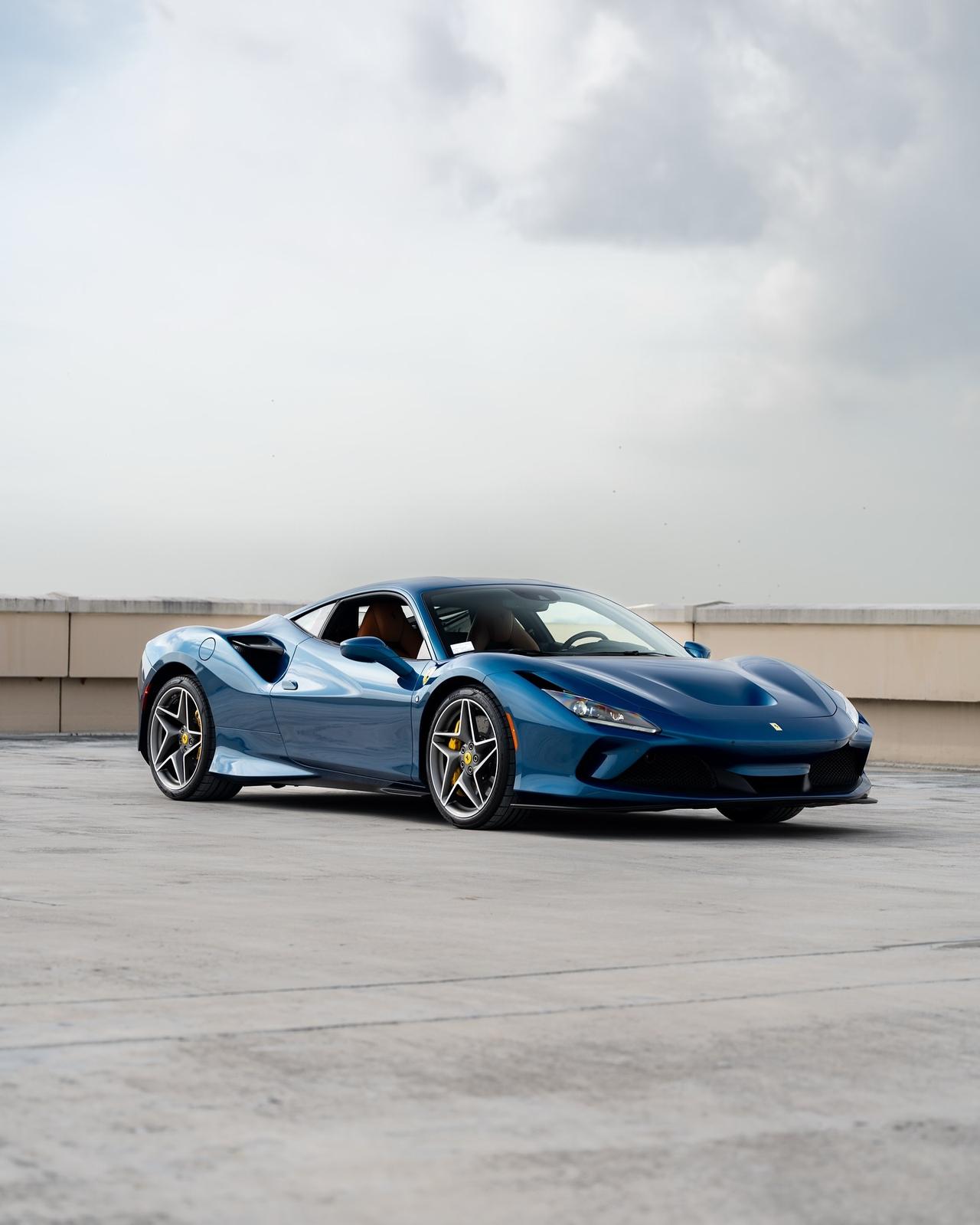 法拉利F8 Tributo，采用阿布扎比蓝配色搭配古奥乔棕色内饰。