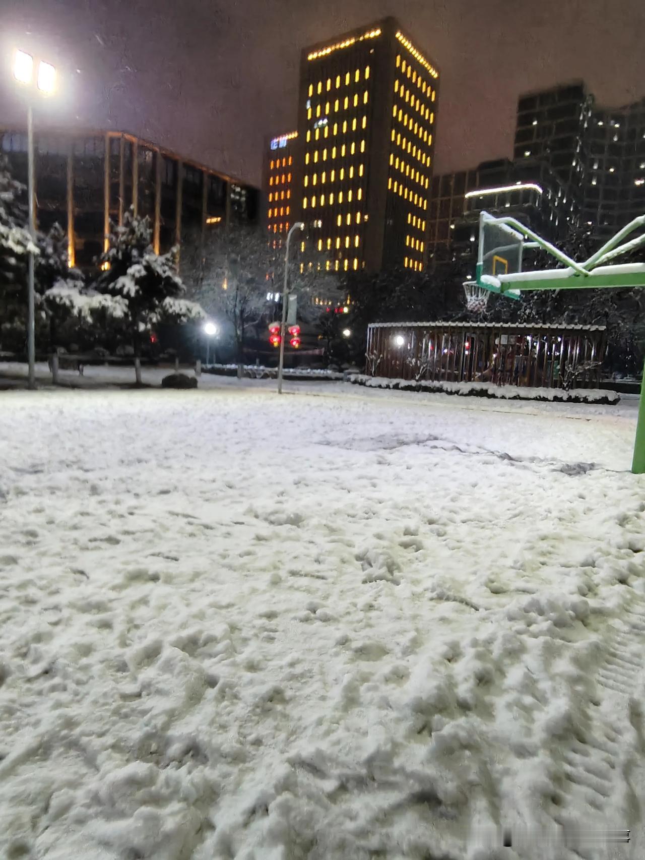 大雪天只有我一个人跑步，地滑容易崴脚。