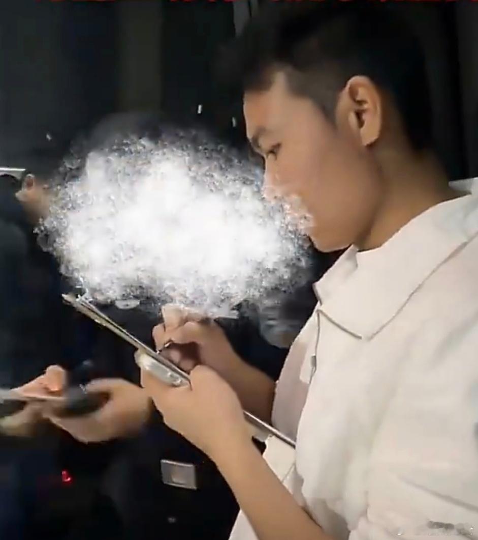 外省游客送锦旗点赞浙江速度 湖南游客来长兴丢包急坏了，浙江长兴民警半小时火速寻回