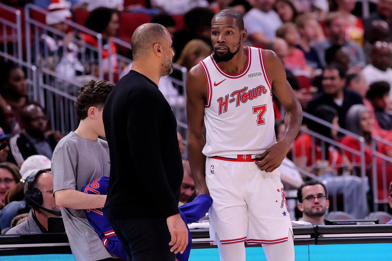 乌度卡：小杜，接下来我们将打骑士、掘金、太阳、勇士，你觉得能拿下几场？？？
杜兰