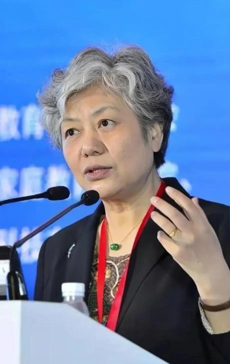 犯罪心理学家李玫瑾说:前些年，河南驻马店有一个黄勇的年轻人，做了一个木马床，把朋