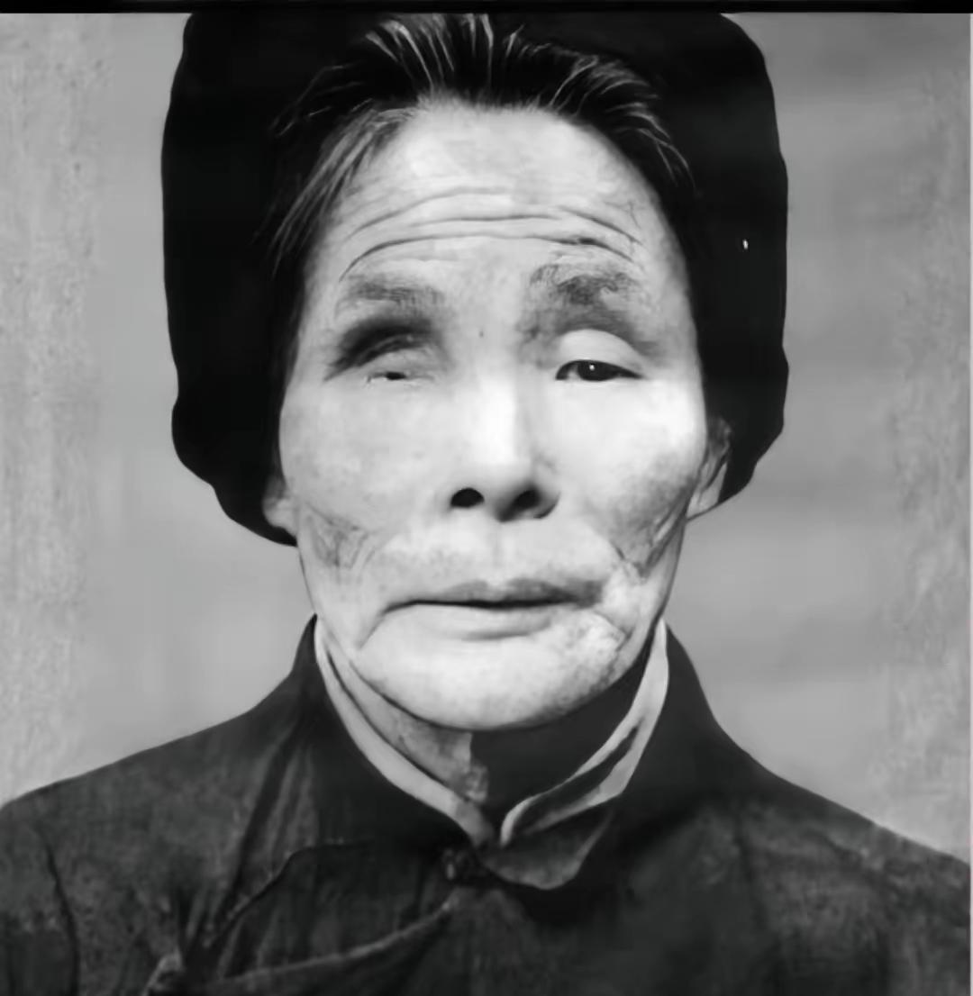 1934年吴秀真在家听到枪声，她跑去看到红军被敌人抓起来盘问，用眼睛做担保这是她