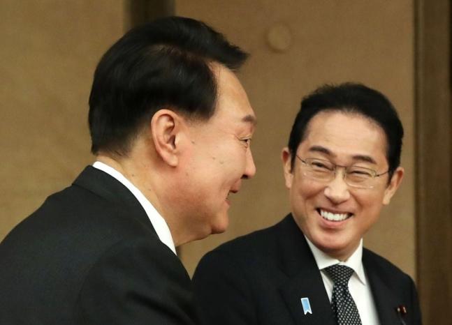 【韩国总统尹锡悦与日本总理岸田文雄在立陶宛会面，并要求日本在检测数值异常时停止排