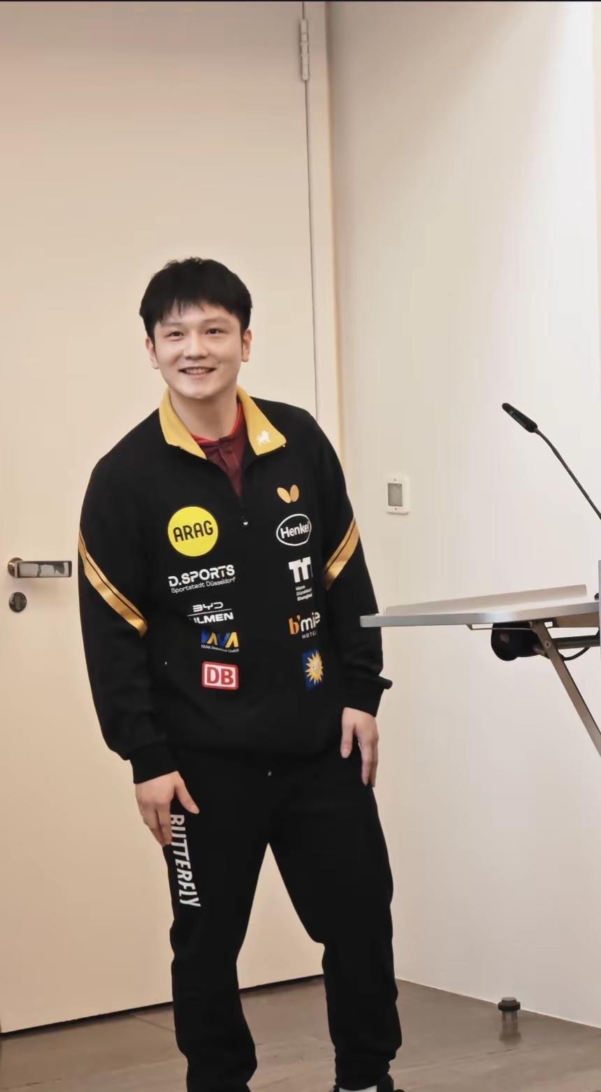衣服丑不丑得看谁穿，是吧？衣服穿在樊振东身上就有丑的。哈哈。