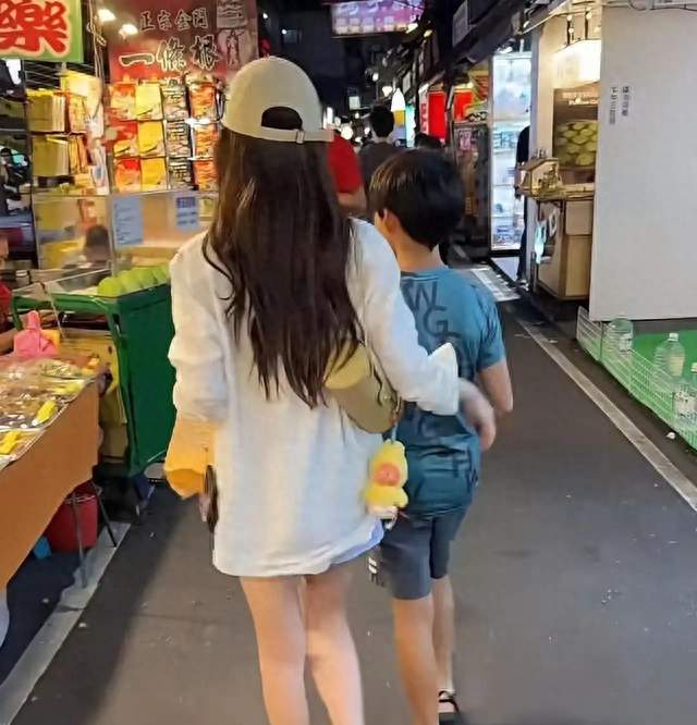 小菲马筱梅赴台陪娃！夜市温馨一幕，治愈全网