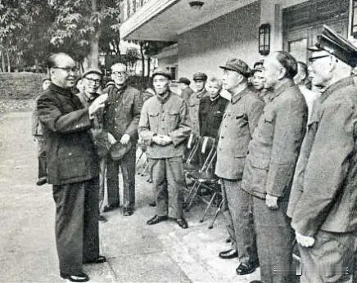 1978年12月10日，全国人大常委会副委员长韦国清在南宁会见和慰问了红七军、红