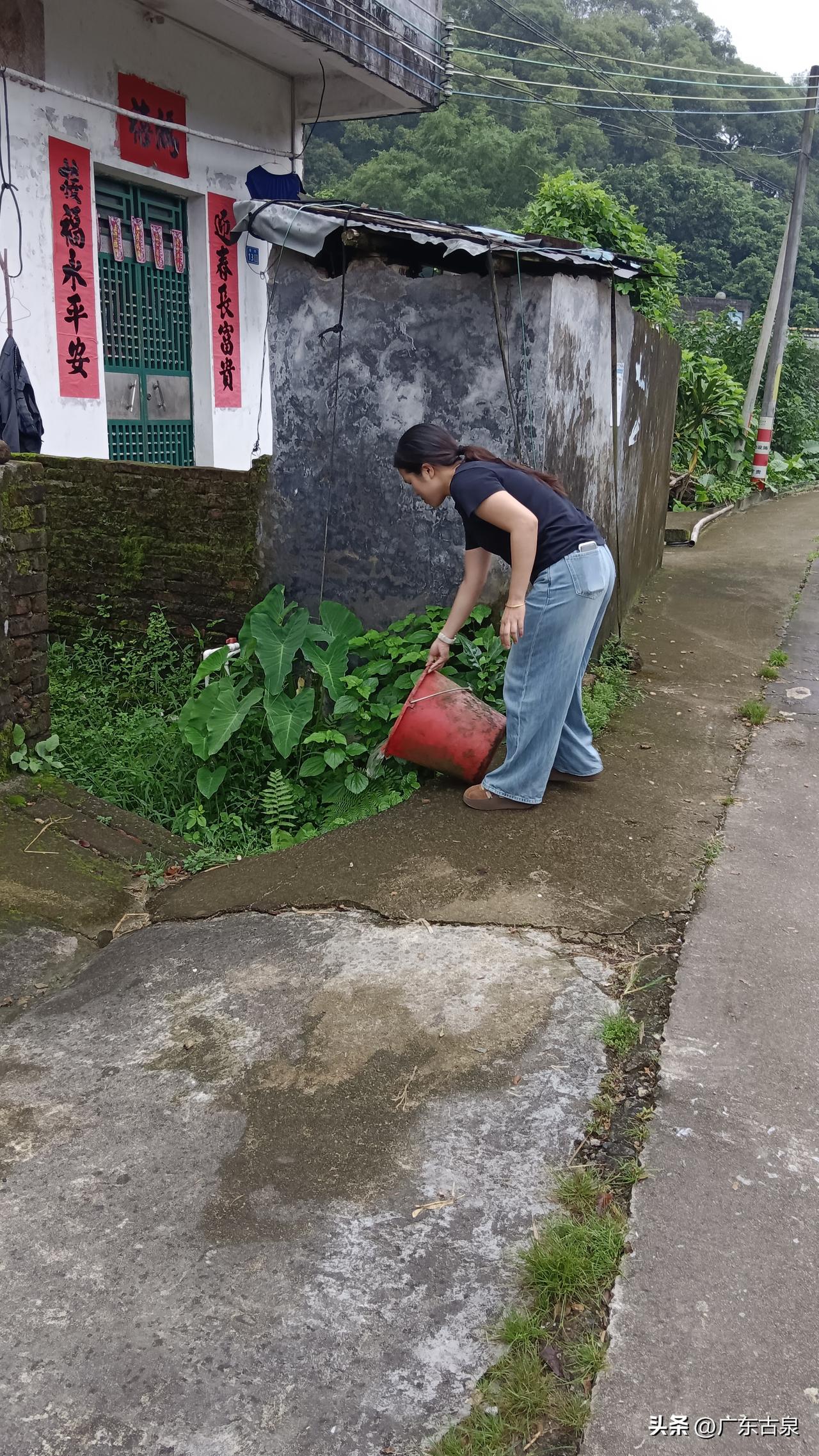 卫生死角大扫除，清除残余废水防蚊子！