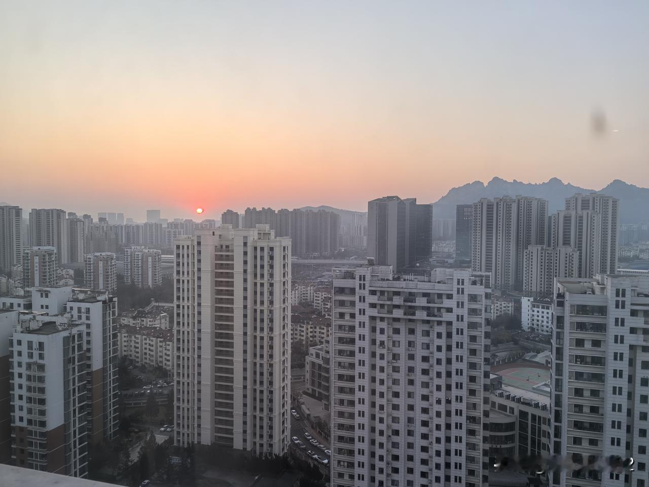 清晨6:50~6：55的日出。
太阳慢慢地从东方升起，
把整个天边染成了橘红色，