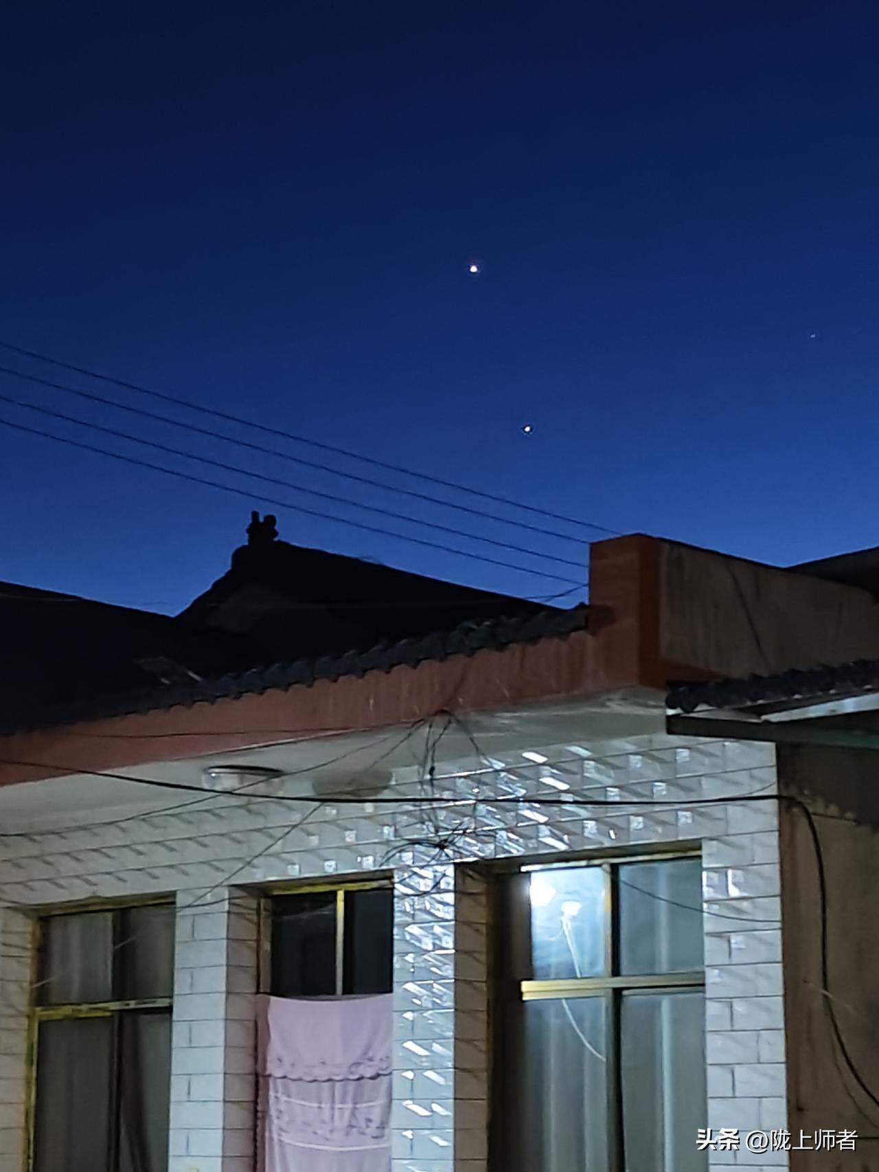 最近发现夜幕降临之后，西北方位的天空中有两颗星星特别耀眼，也不知道这是两颗啥星？