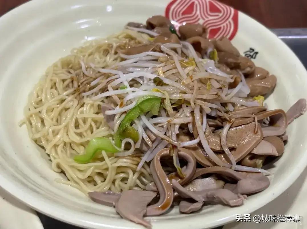 江苏最好吃的三碗面：
        镇江锅盖面，淮安长鱼面，扬州阳春面。
  
