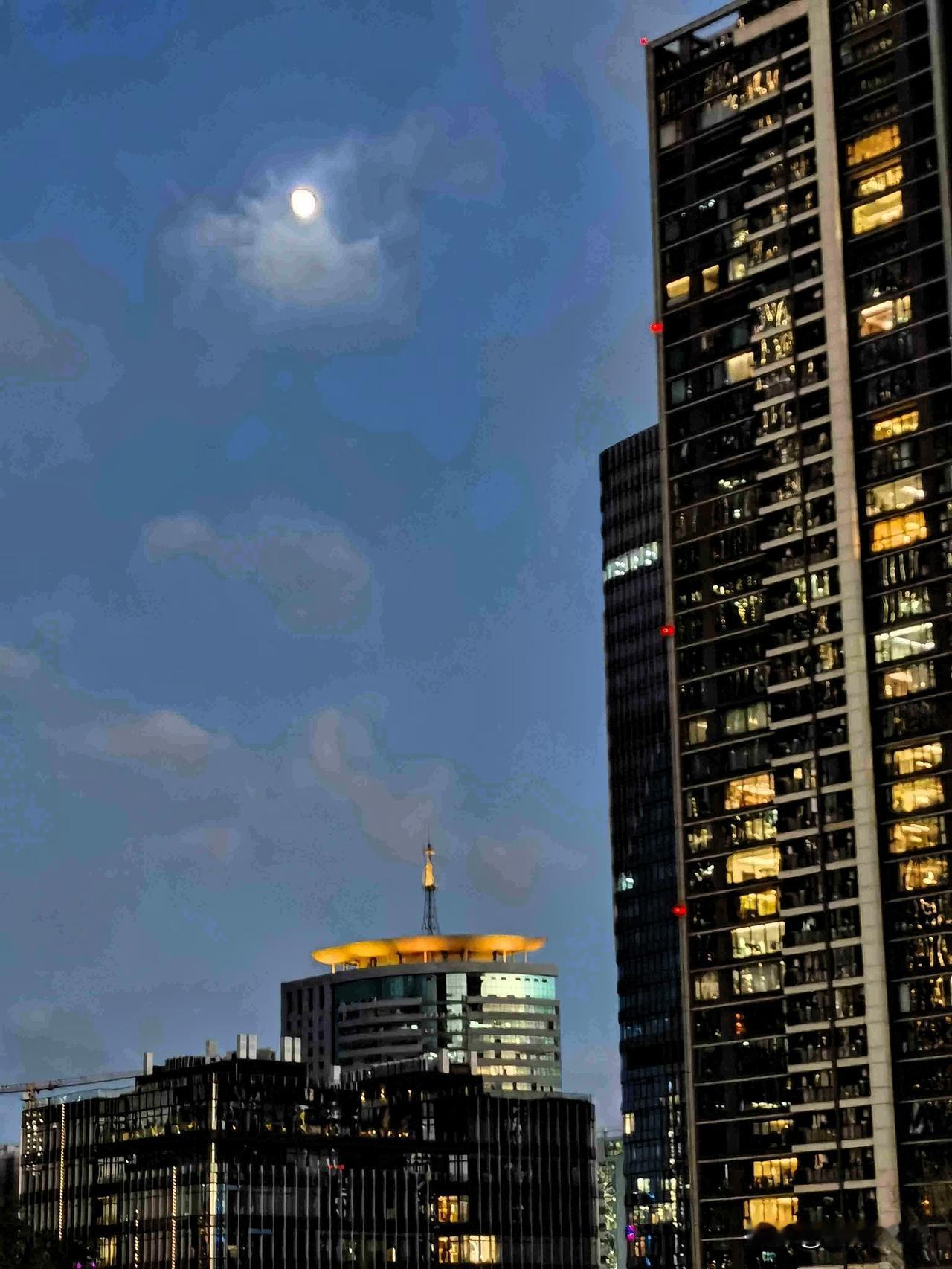 昨晚在K11的连廊上看到大半弦月高悬湛蓝的夜空，临近满月，愈发皎洁。

城市高楼