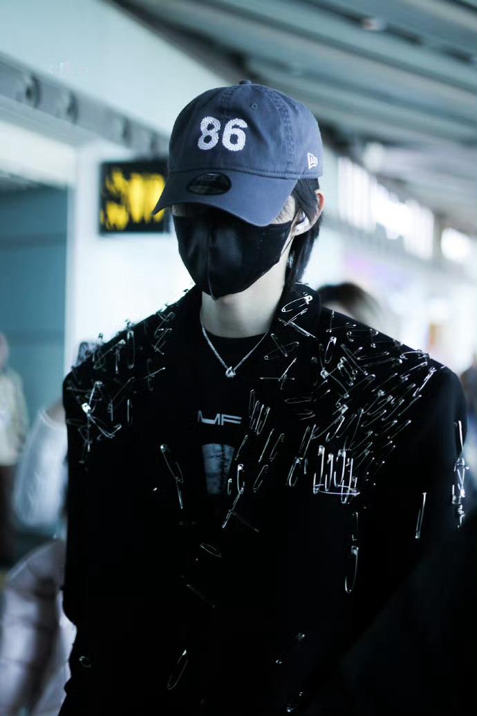 黄朔机场直接变T台 男模身材比例 好绝朔时迟那时快