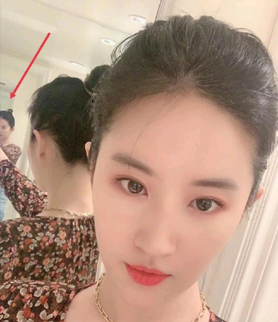 6月16日，有网友偶遇刘亦菲去美容院做保养，当天刘亦菲穿着休闲，一身长裙搭配披肩