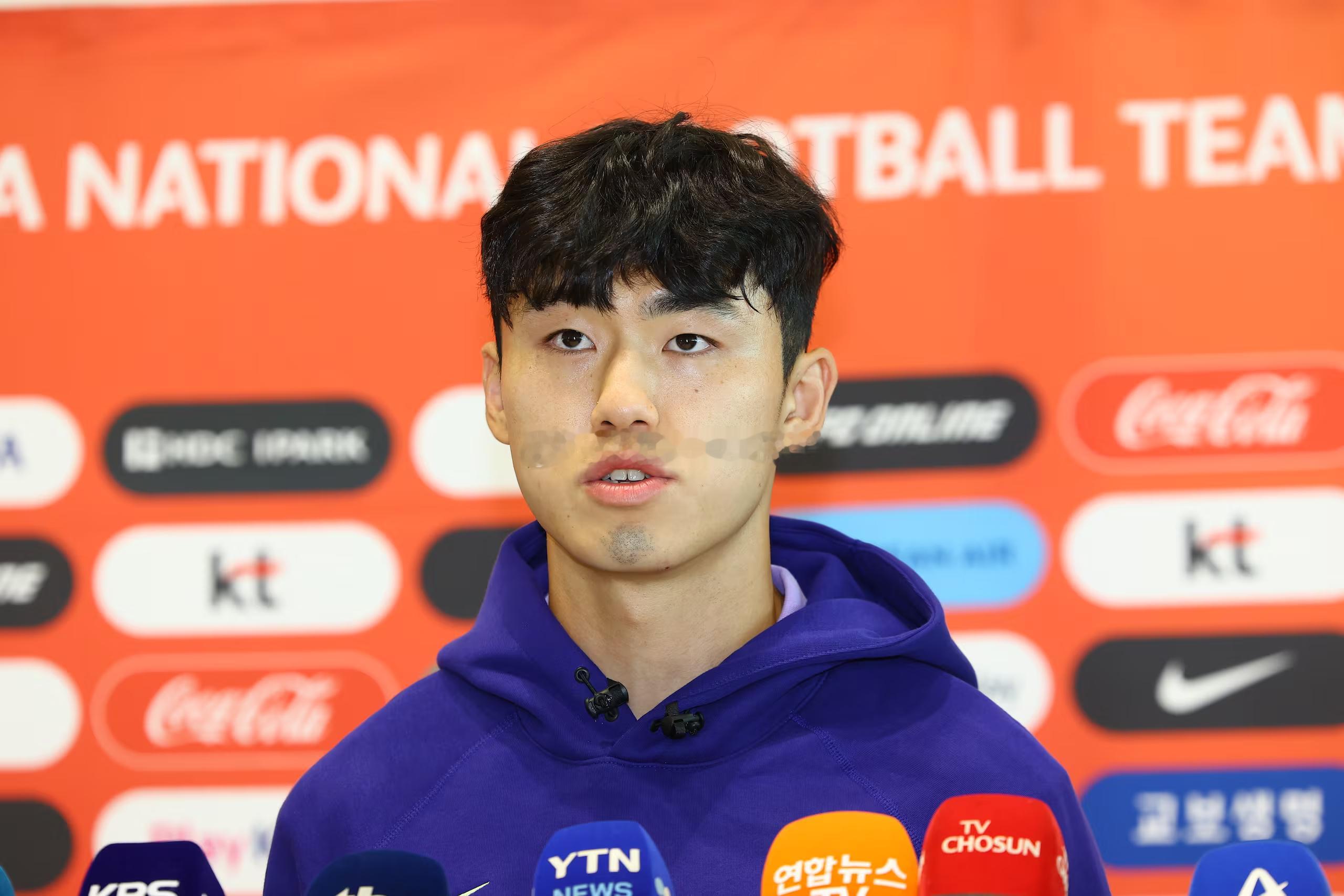 韩国国家队韩国足球职业联赛 意外入选本次韩国国家队大名单的李期奕在仁川机场出征仪