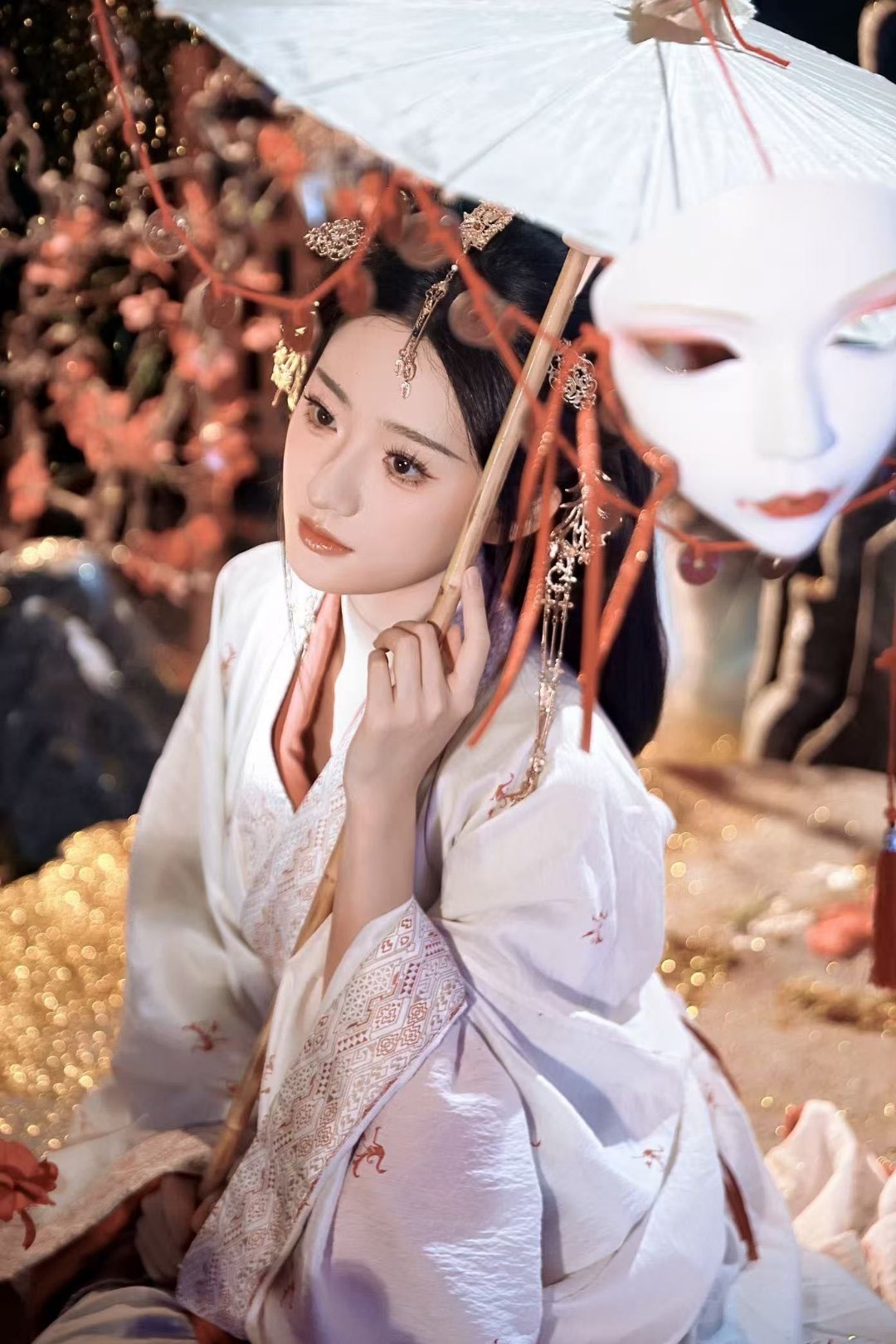 机智张镜头下的杨雨潼 哇哦！机智张镜头把杨雨潼的美展现得淋漓尽致，白袍红花的造型