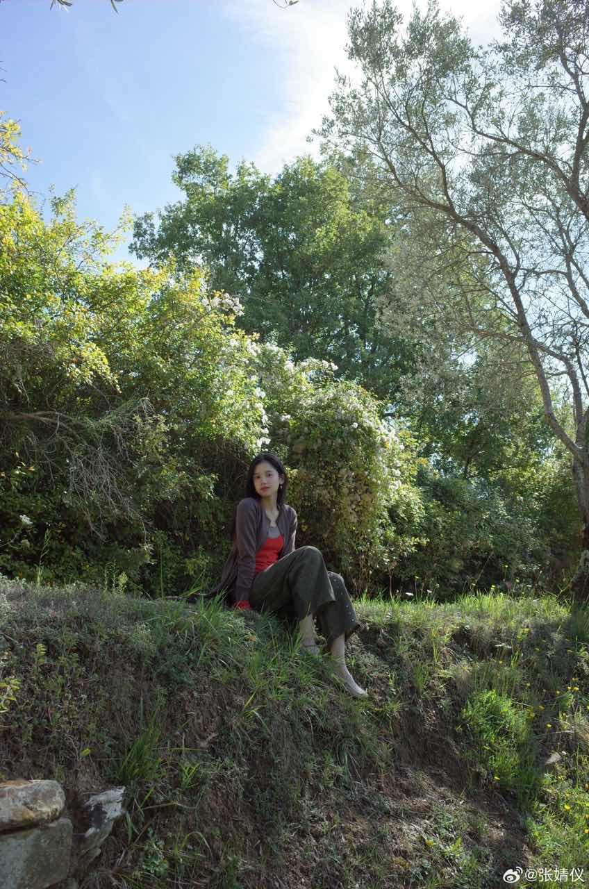 托斯卡纳艳阳下的张婧仪张婧仪发了十八宫格享十八宫格美图，太美了 ​​​