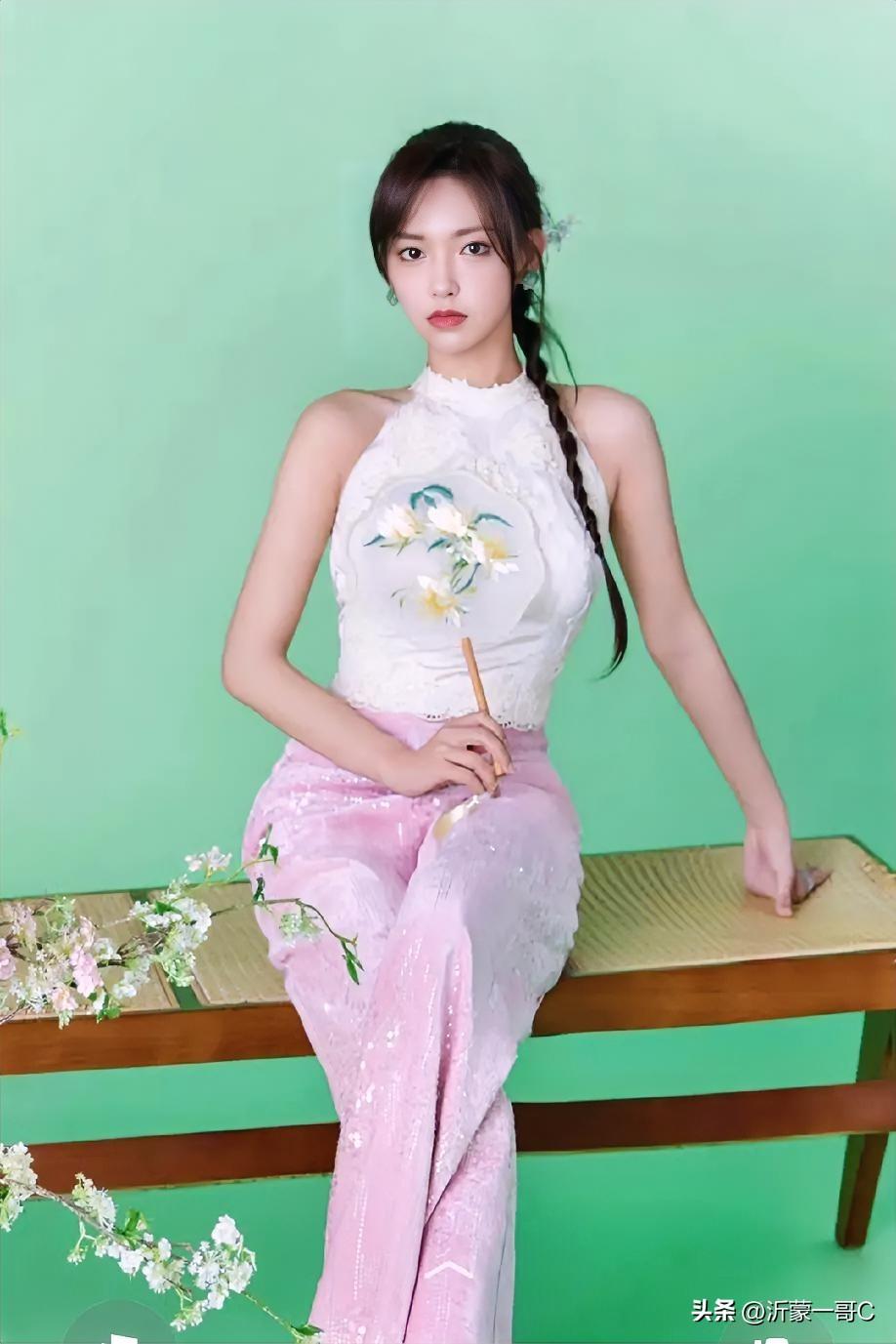 下面这张照片是我见过唐嫣最美的一张，特别是这装束搭配合理，长长的小辫，瓜子脸，一