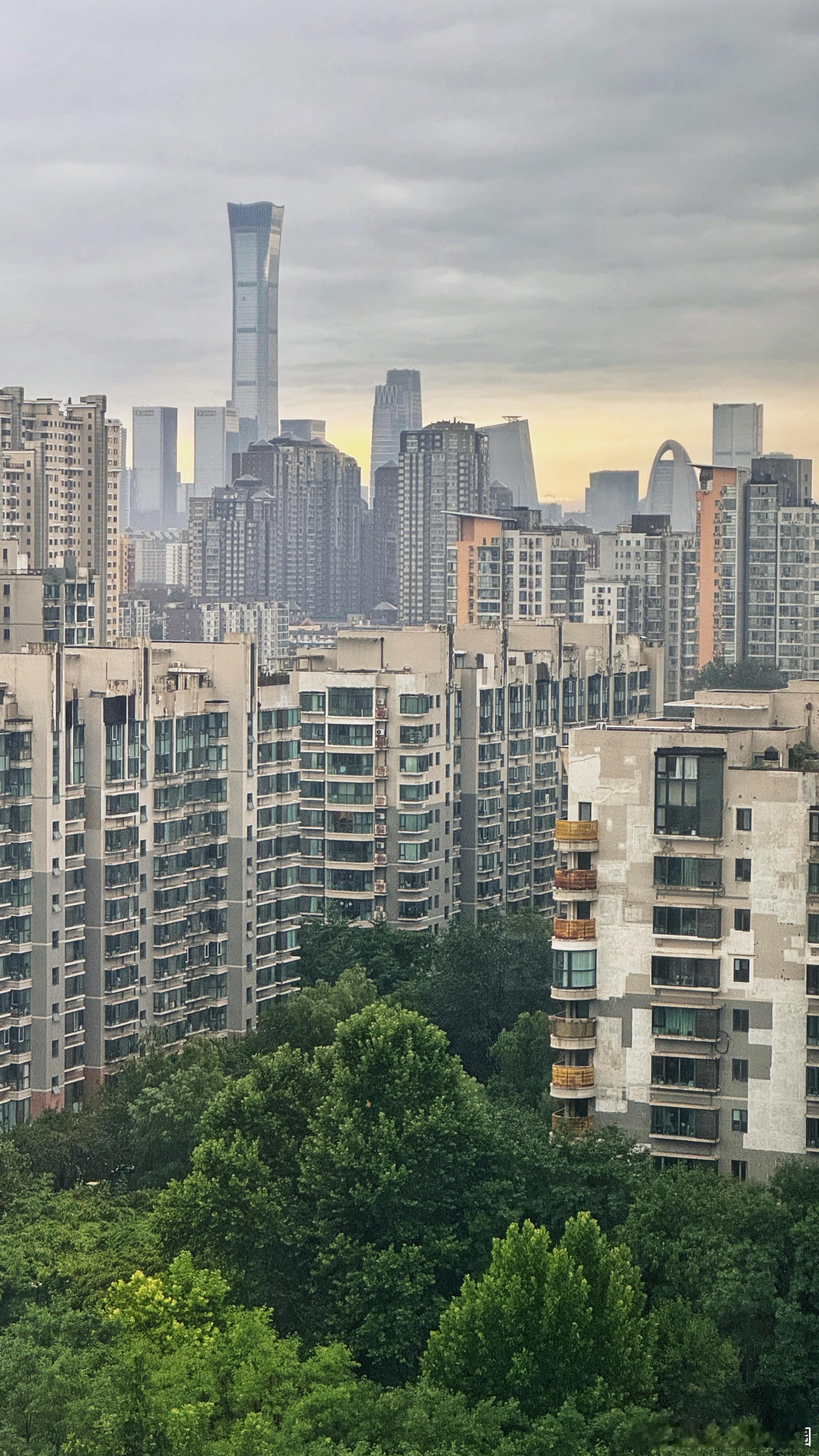 雨后留念。感觉小时候夏夜的雨是件欣喜的事情，现在越来越多变成了揪心的事情。 