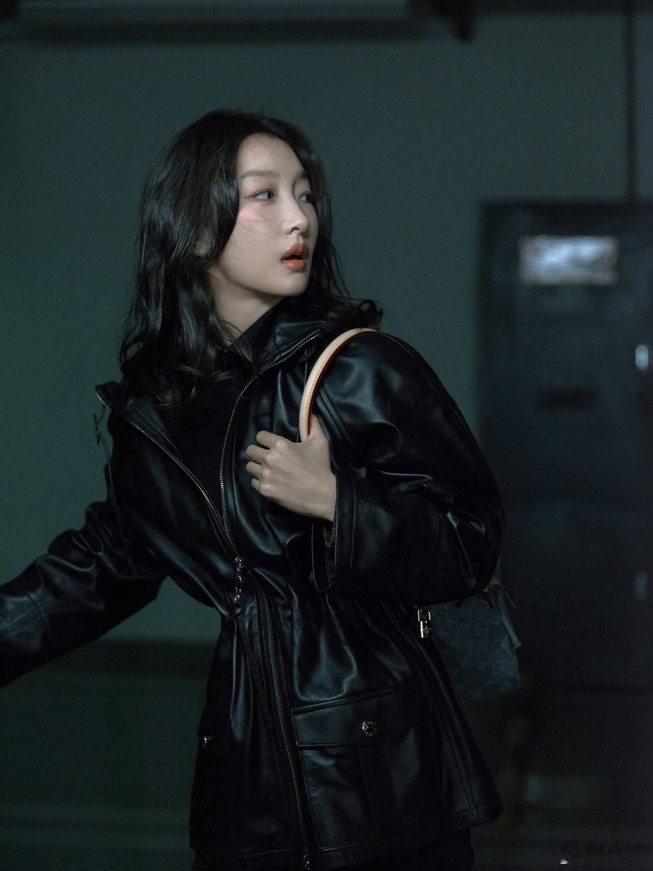 周冬雨allblack还是太权威了 启程巴黎时装周，allblack全黑造型展现