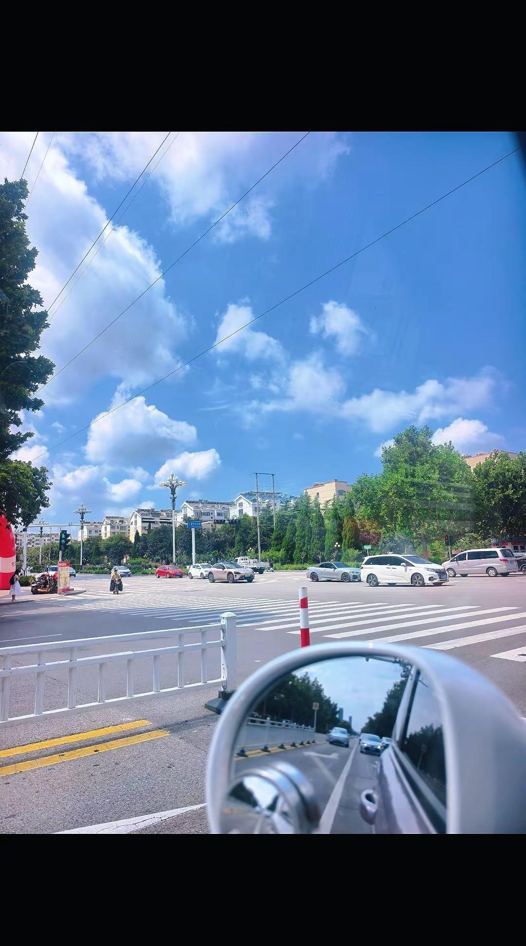 当你累了，不必告诉任何人，别人永远不会明白你的感受，心情不好的时候，抬头看看天空