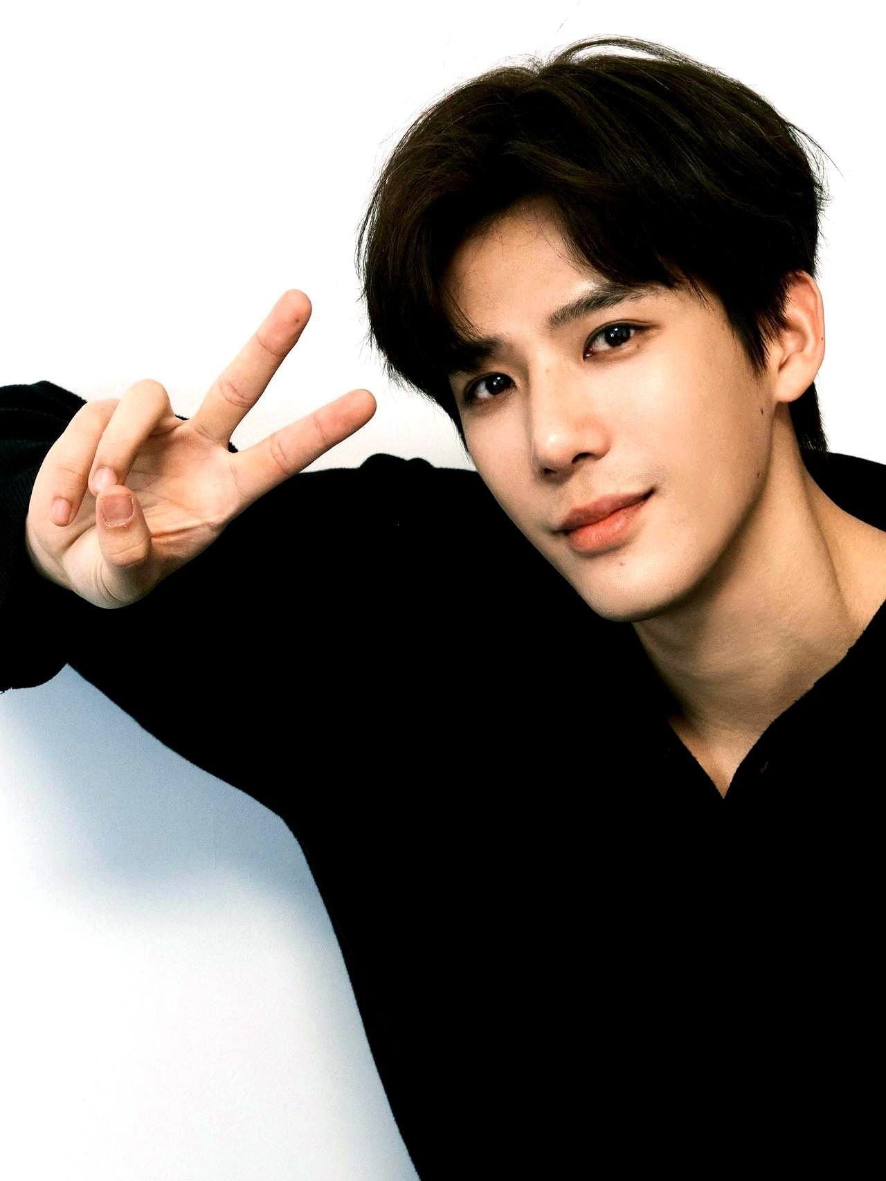 何炅在选秀后台直摇头，断定自己和这个淘汰出局的年轻人此生无缘。谁敢想八年后，他一