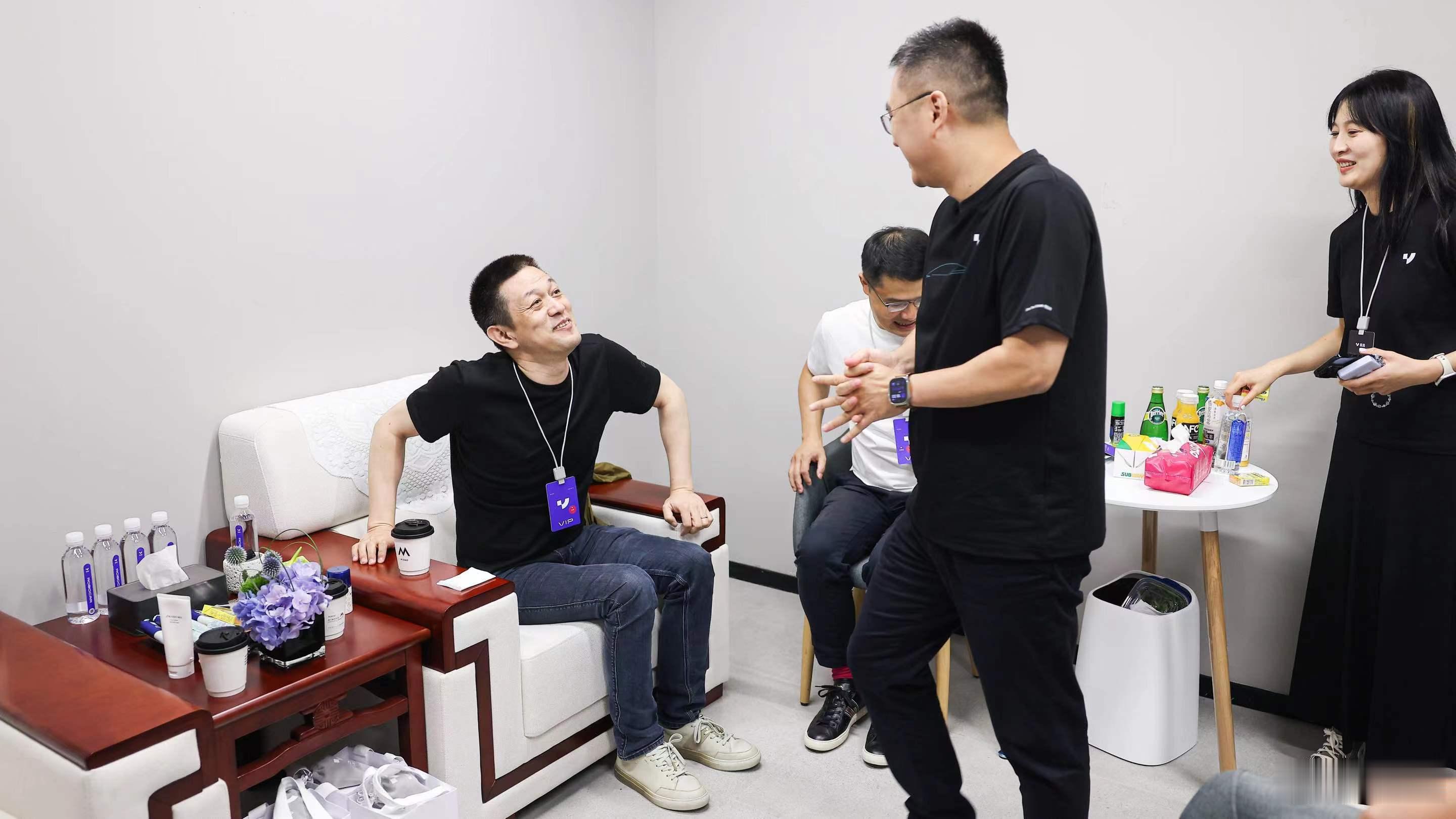 斌哥：“平啊，极越下一辆车该加入换电体系了吧？”夏叔：“我仔细研究研究…”斌哥：