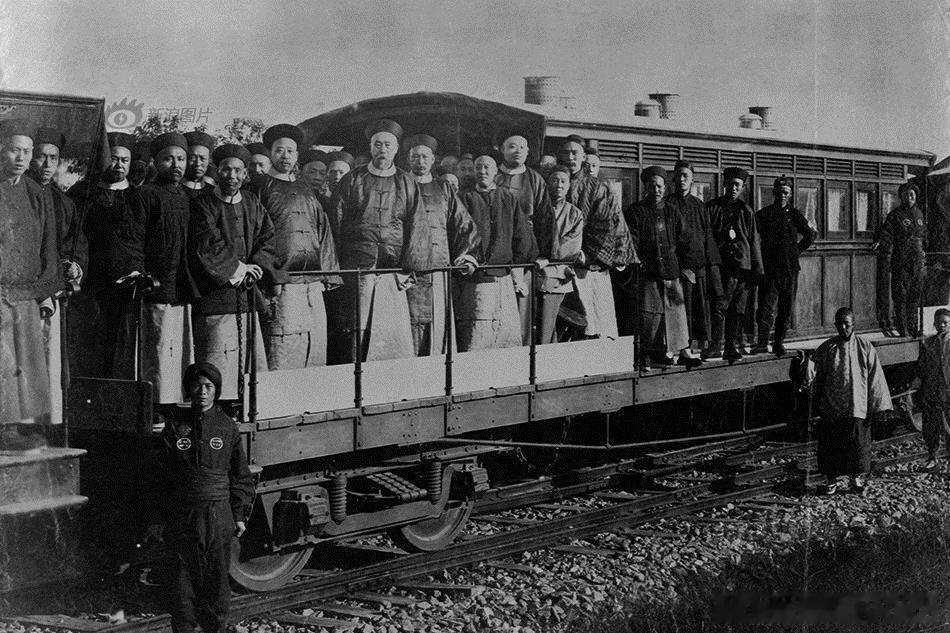 中国人自建的第一个火车站是唐山站。唐胥铁路1881年建成，是中国自建的第一条铁路