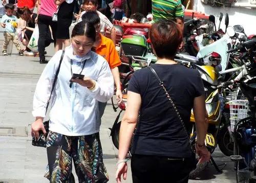 为啥网上天天骂这不好那不好，吃过苦的人却都说日子变好了？

刷社交平台的时候，总