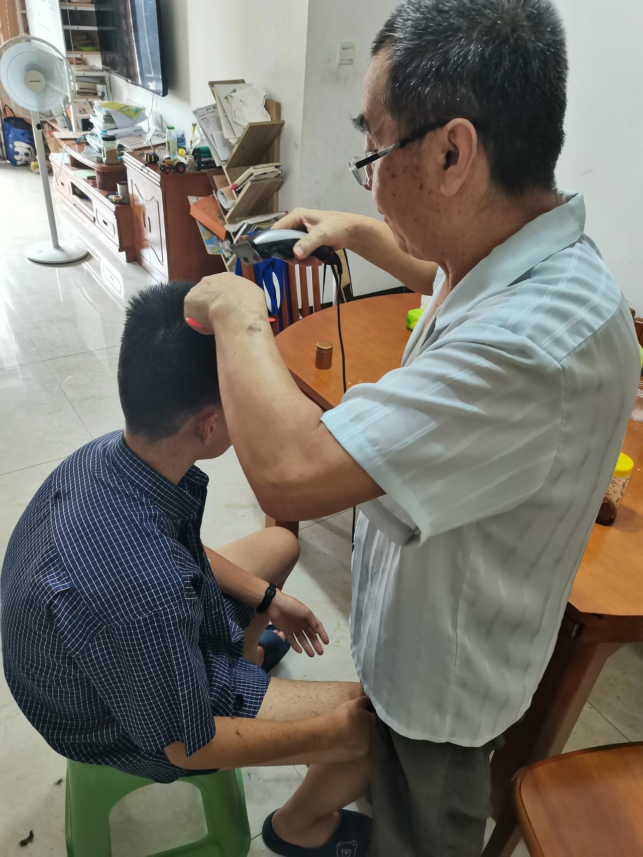 五一长假过后！爸爸妈妈又要回去了，我拉着爸爸妈妈的手说，能不回去吗？我想和你们在