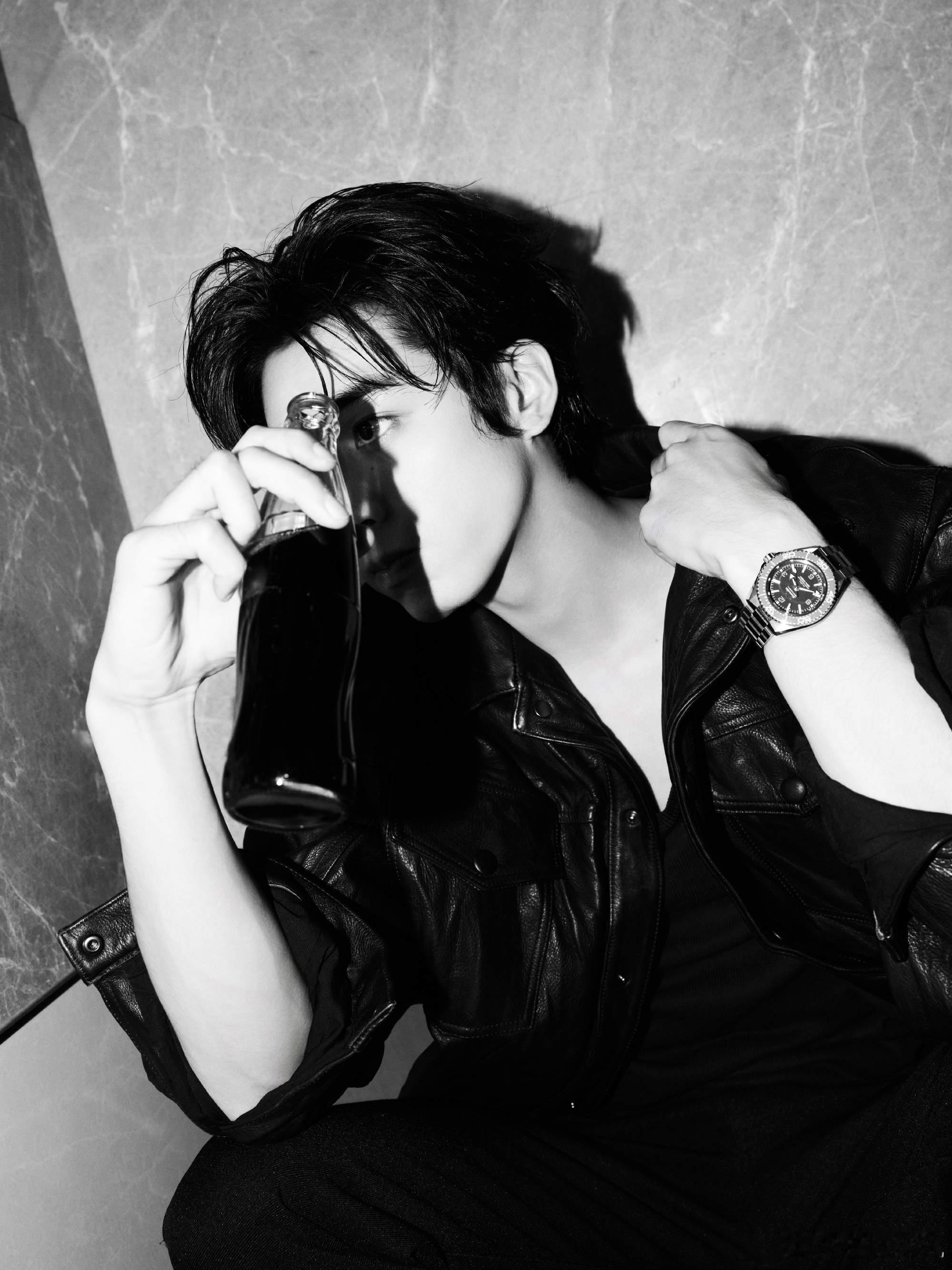 这居然是宋威龙的临场发挥 冷感黑皮夹克大片即兴出片也太绝了！松弛肩线配漫不经心抬