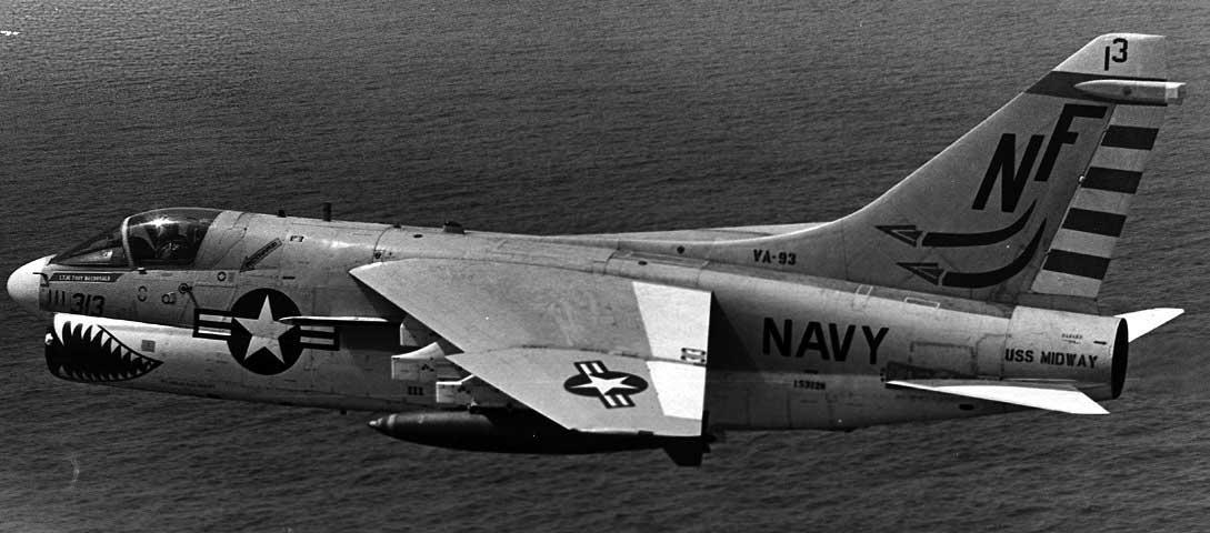 1977年4月21日，美国海军VA-93中队的A-7A 携带两枚1000磅的Mk