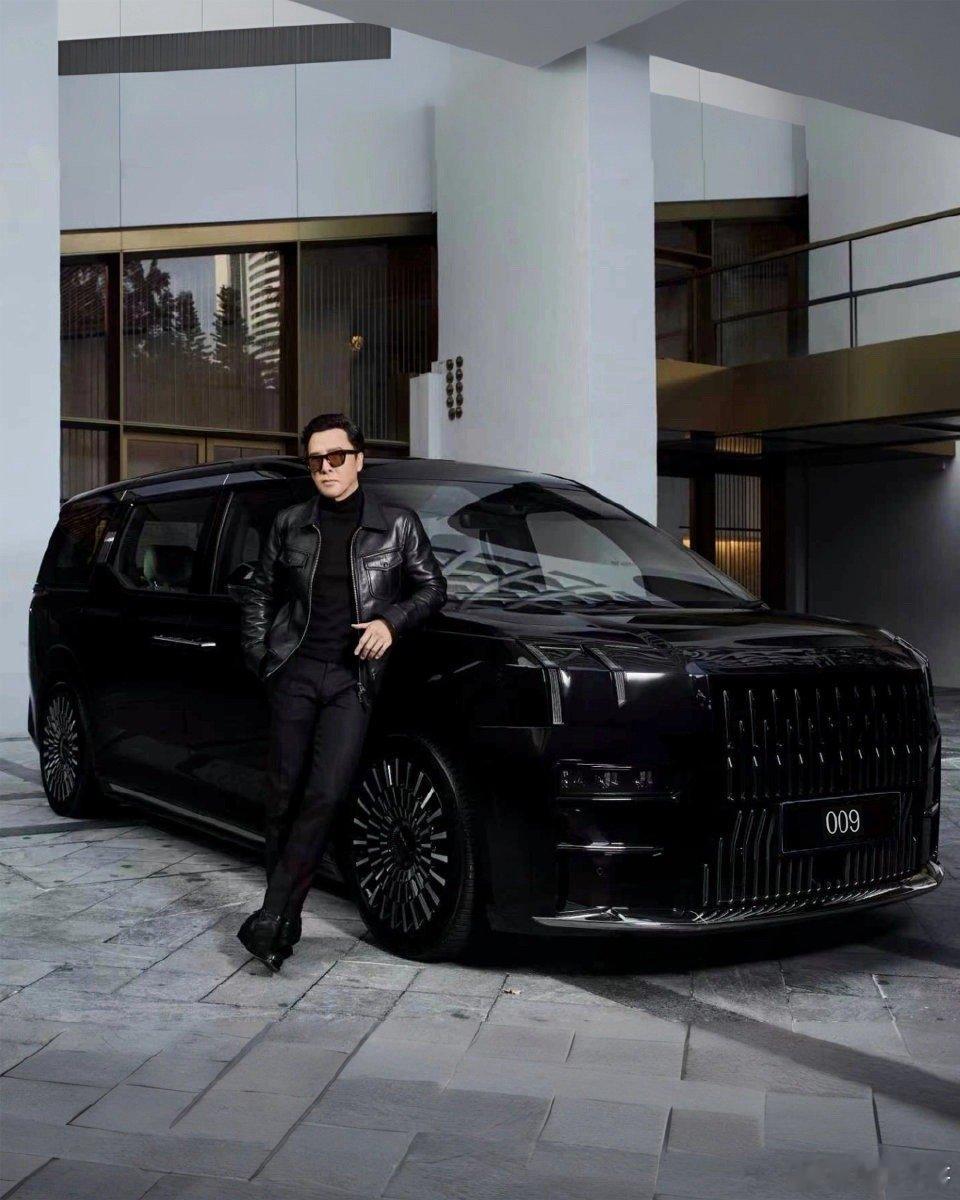 功夫巨星甄子丹香港喜提极氪009，硬核气场拉满，10位“叶问”列阵咏春致敬，他笑