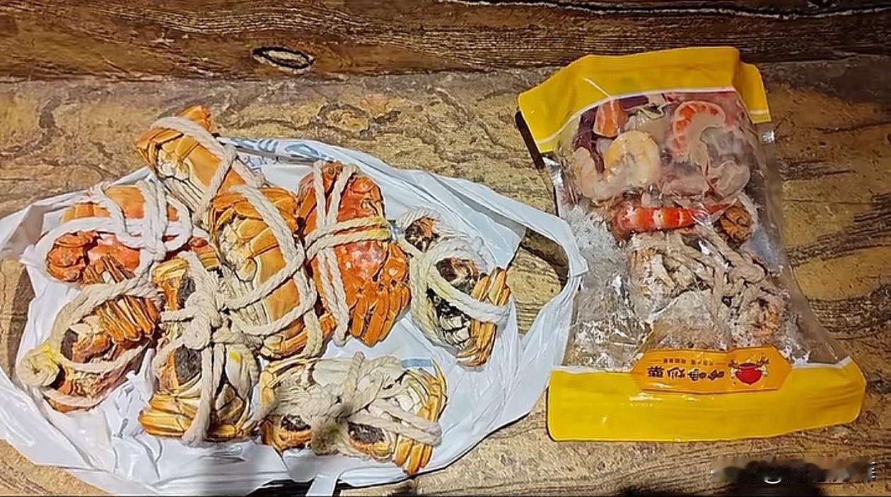 山西，一家自助餐厅里，两名女子吃完饭，用袋子偷偷装了七八只大螃蟹，一整袋冻虾，还