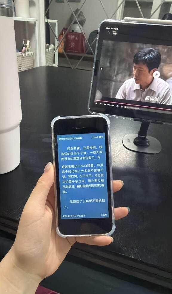 iphone se一代
破手机作小说阅读器年少不懂事买的kindle真的可以退休