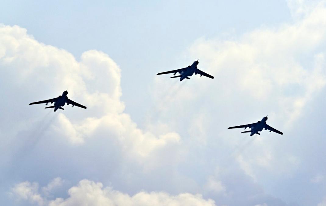 应对域外势力“联合巡航”，轰炸机编队巡航，威慑打击嚣张气焰

中国空军轰炸机编队