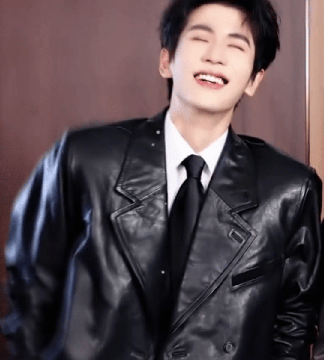 明媚小狗🐕😁 