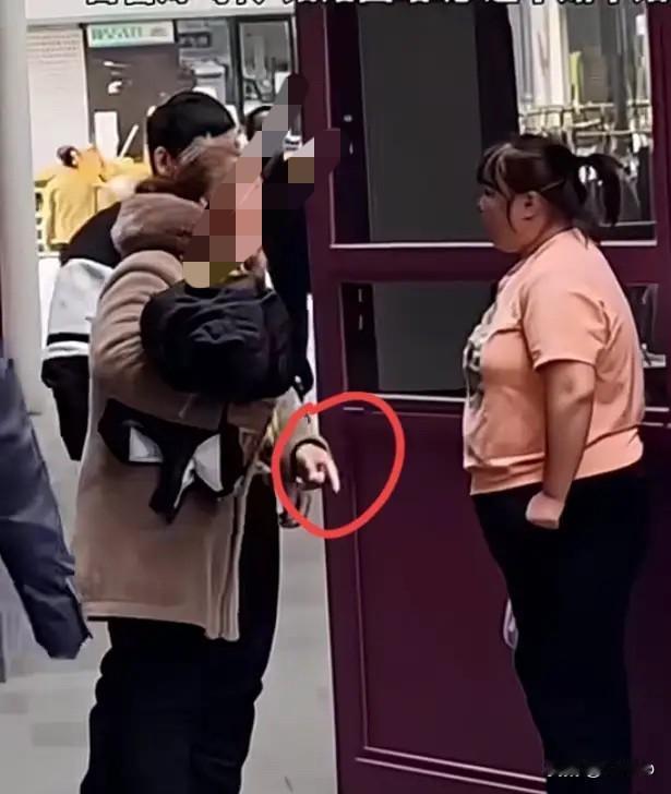 夫妻俩跟婆婆一起上街，结果女人愣是被这娘俩欺负得当场痛哭。她看中件新衣服，自己兜