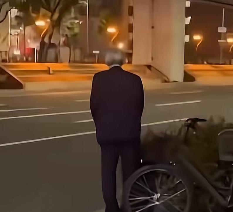 印度博主拍摄到一个日本人在街头小便，不满地吐槽，如果是一个印度人的话绝对会被骂上