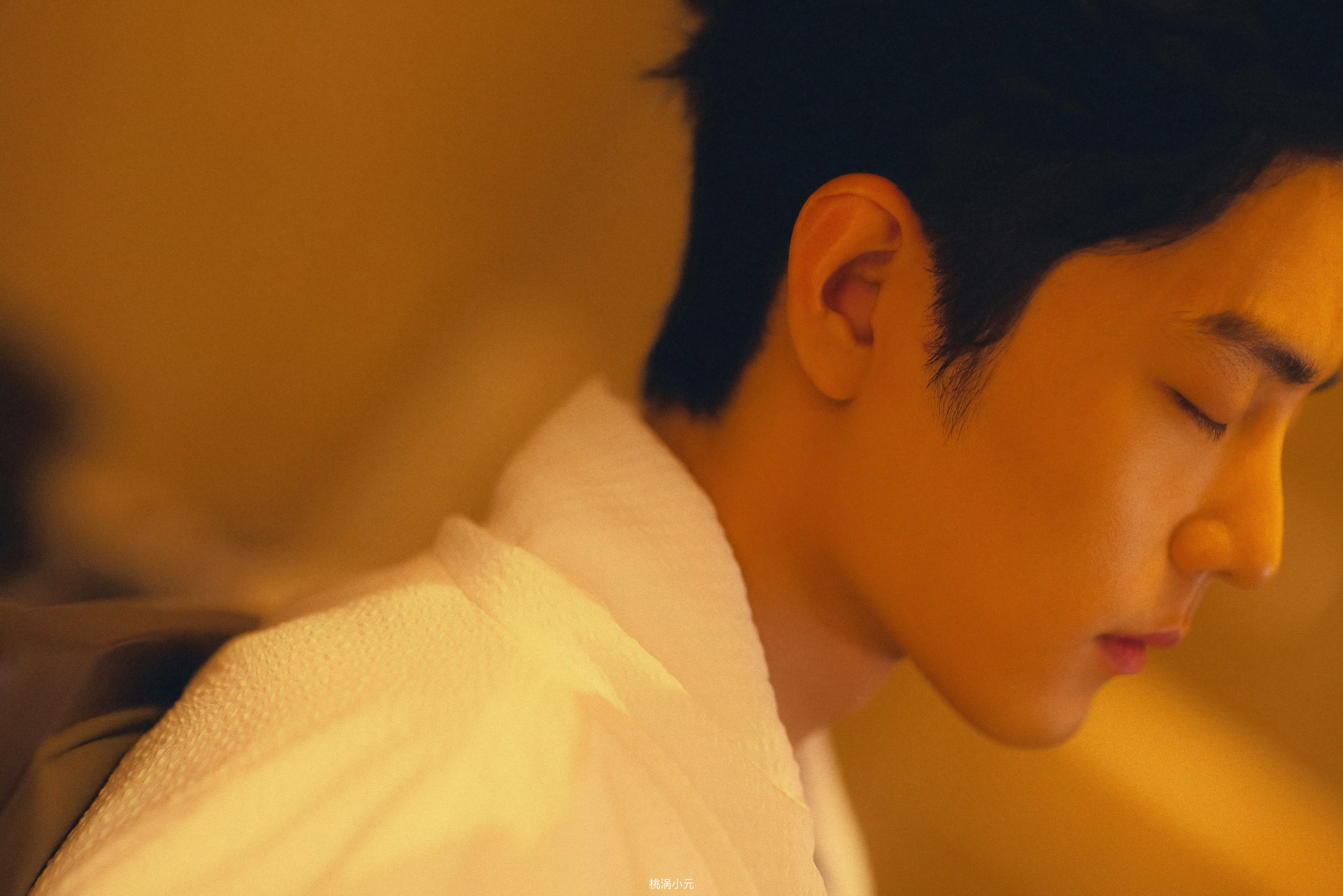 代拍称肖战打败了一众韩星 这肌肉太绝了！好想捏捏呀~ 