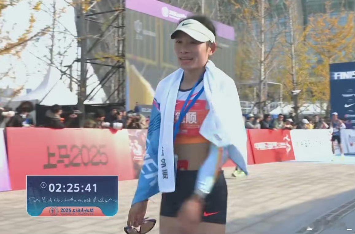 张德顺上马国内女子组冠军2025上海马拉松 热血时刻！张德顺以2:25:12斩获