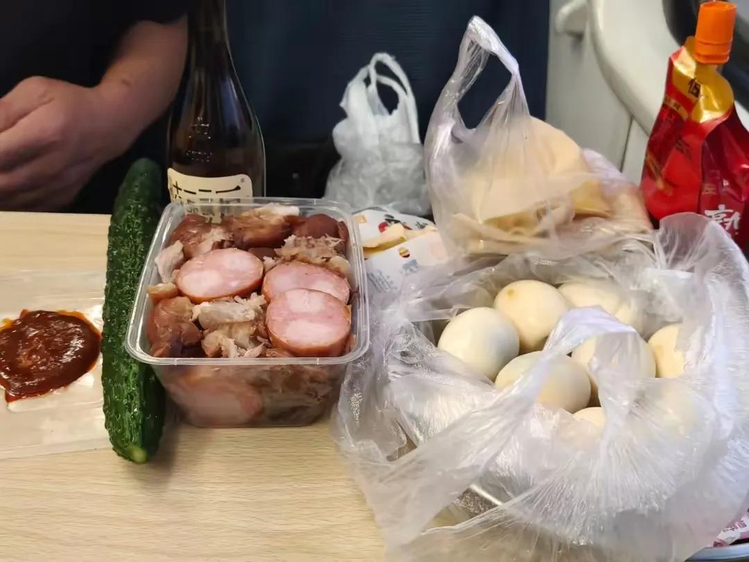 看一位网友发的东北大哥坐火车自带好吃的一大堆，走一路吃一路，吃的真过瘾，看着真眼