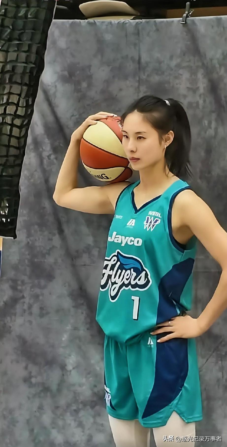 中国女篮王思雨，墨尔本南区飞人队新赛季定妆照🏀
今年5月官宣加盟，身披1号战袍