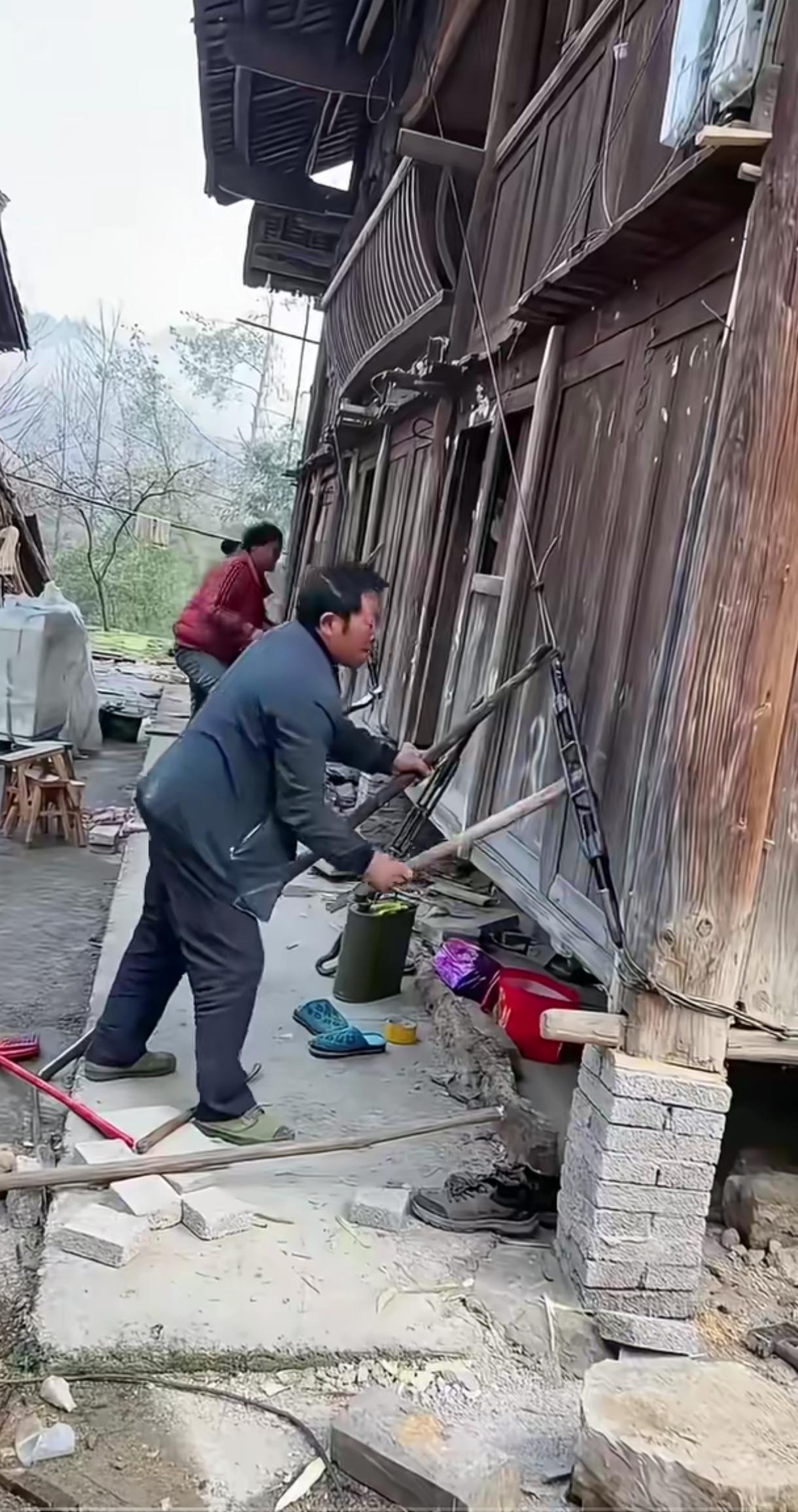 全木质结构两层木楼倾斜扶正，小城镇中见过。但抬高基面没见过。前辈传承的智慧，用于