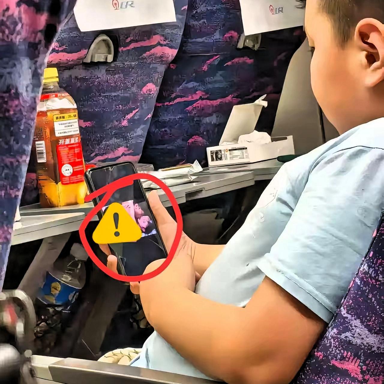 惊到我了！
高铁上
一个约摸10岁男孩在看彩色影片，
       已经二十多分