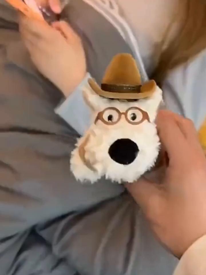 来送你的。好可爱的小狗，打开这帽子。